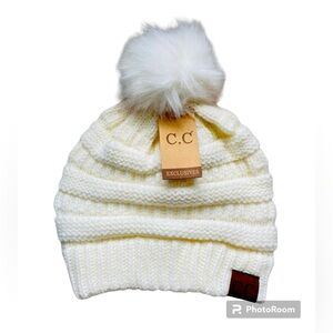 🩵 C.C Exclusives NWT Ivory Ladies Knit Hat with Pom Pom